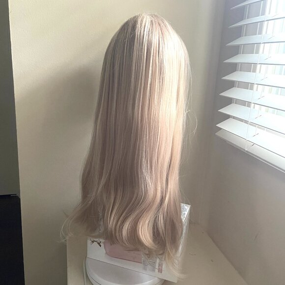 NWT Gorgeous 28" Highlight Blonde Long Wave Synthetic Wig - Picture 3 of 17